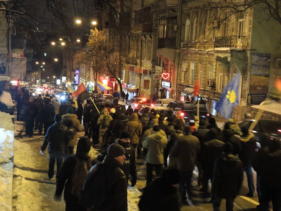 Активісти символічно запалили у Києві шини на Грушевського - фото 6