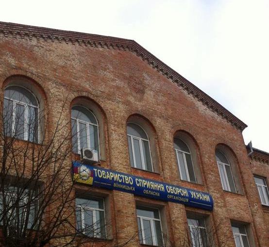 Ще одна будівля в центрі Вінниці "скинула з себе " серп і молот  - фото 2