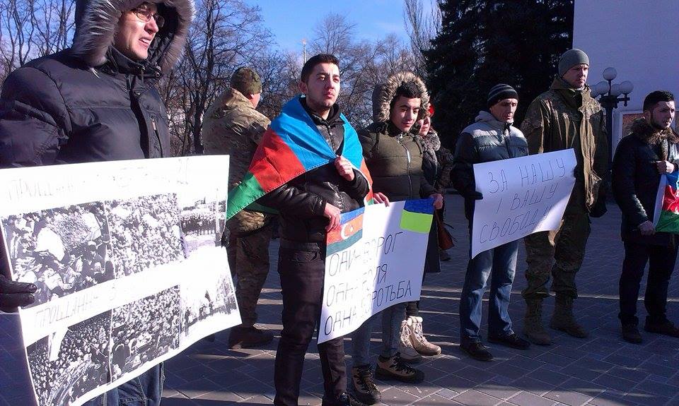 Азербайджанці разом з маріупольцями назвали Росію - головним ворогом (ФОТО) - фото 3 Азербайджанці разом з маріупольцями назвали Росію - головним ворогом (ФОТО) - фото 3