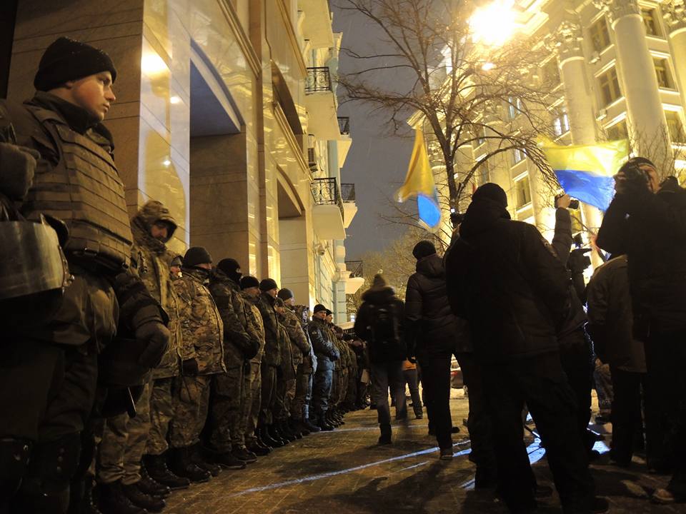 Активісти символічно запалили у Києві шини на Грушевського - фото 7