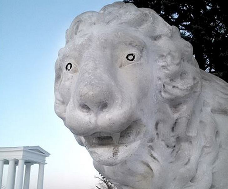 В Одесі вандали знівечили левів біля Воронцовського палацу - фото 2