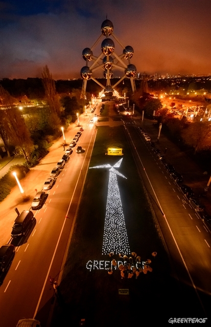 Активісти Greenpeace влаштували яскравий перформанс під стінами ЧАЕС - фото 3