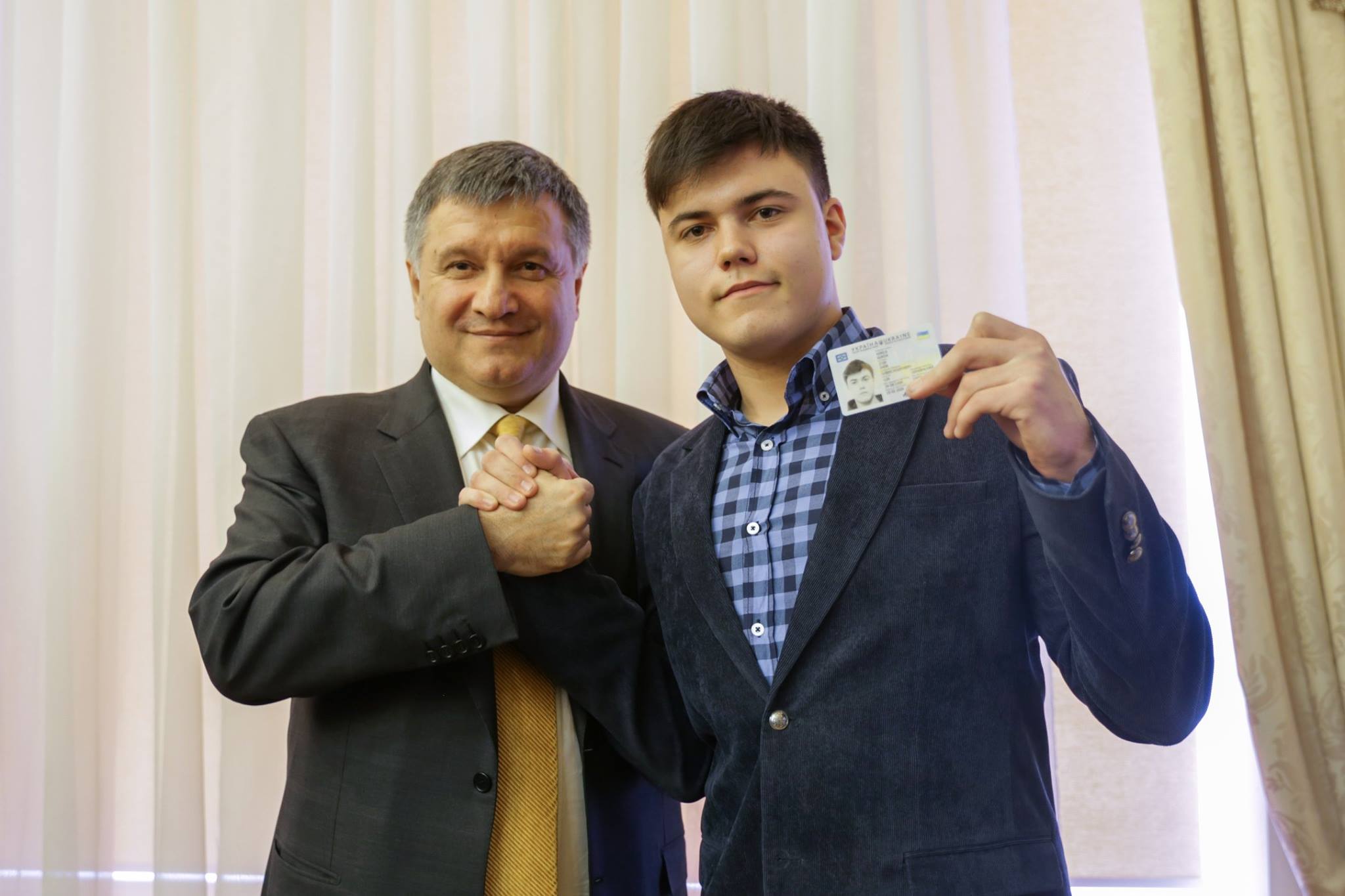 Аваков пообіцяв кожному українцеві "розумний" паспорт вже за чотири роки - фото 2