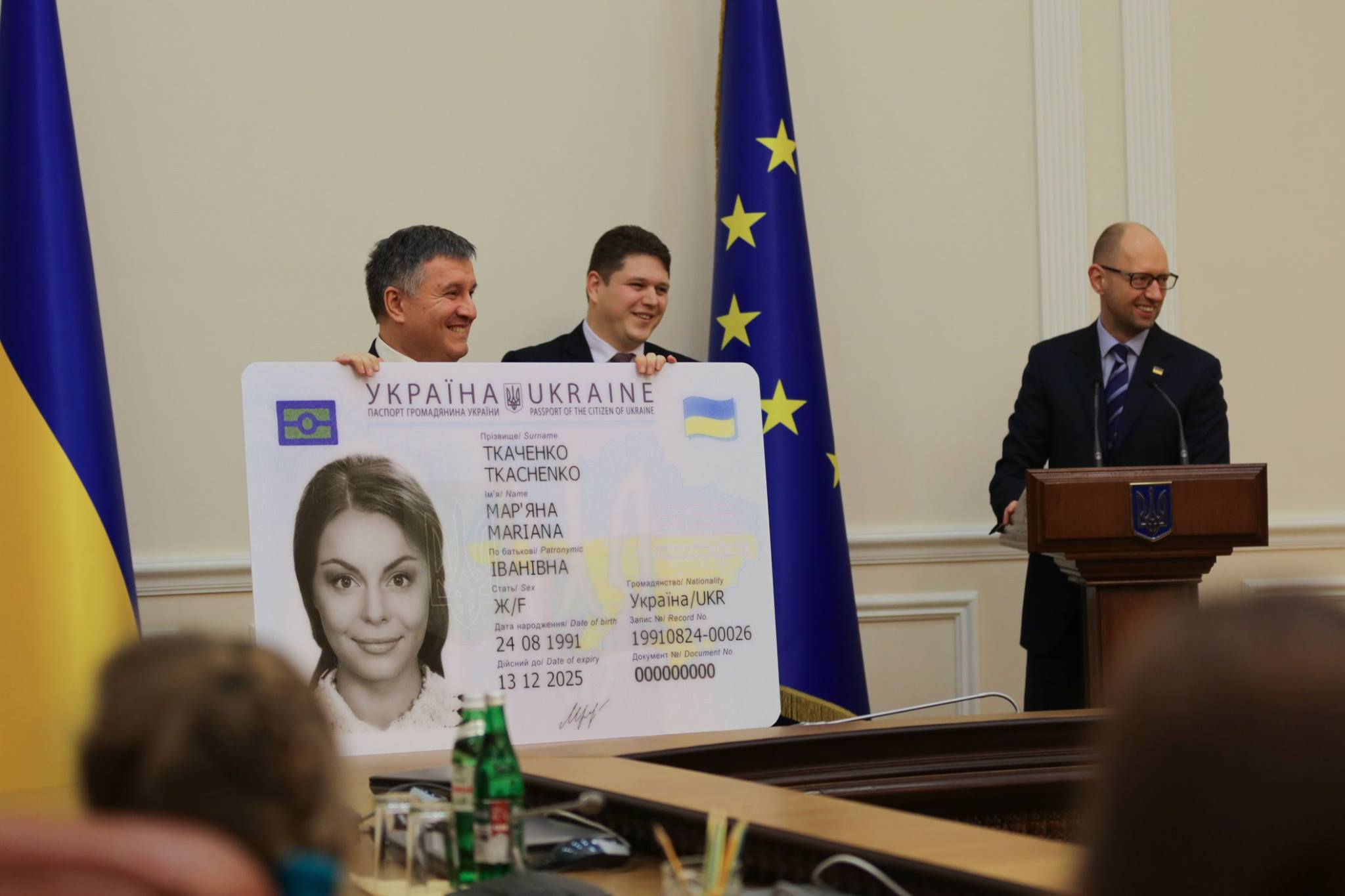 Аваков пообіцяв кожному українцеві "розумний" паспорт вже за чотири роки - фото 1