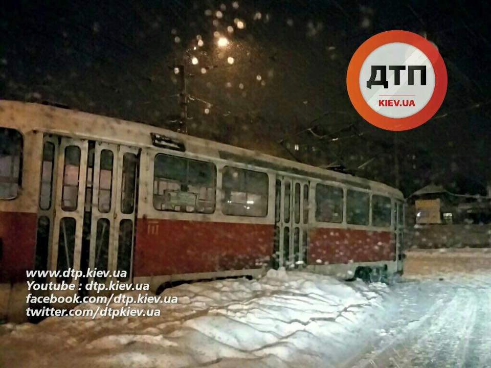 У Києві через негоду зійшов з рейок ще один трамвай - фото 1