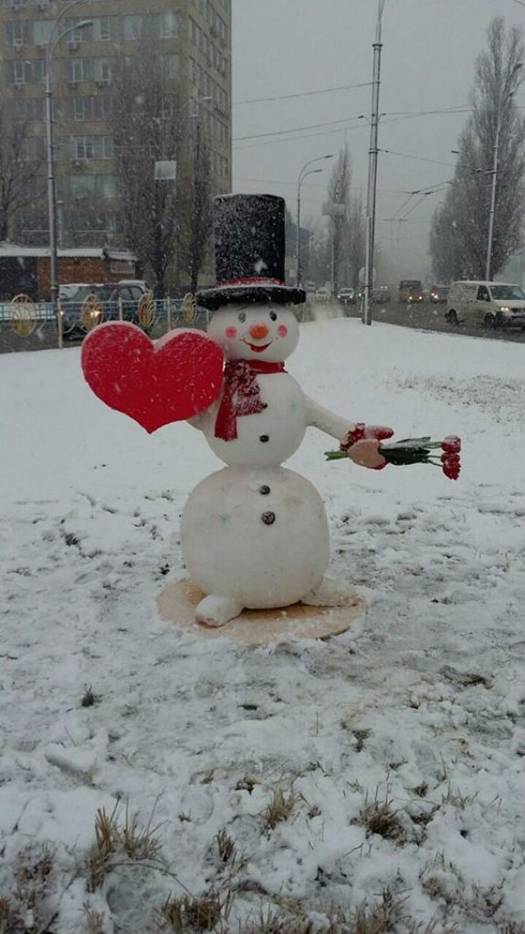 На одній зі столичних вулиць оселився закоханий сніговик - фото 1