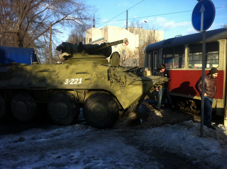 У Дніпропетровську трамвай зіткнувся з БТР - фото 2