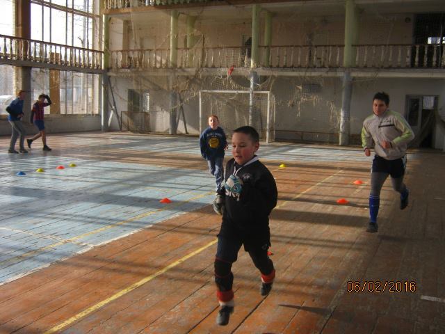 Волонтер показав, у яких умовах живуть та грають у фубол діти у воєнній Красногорівці - фото 7