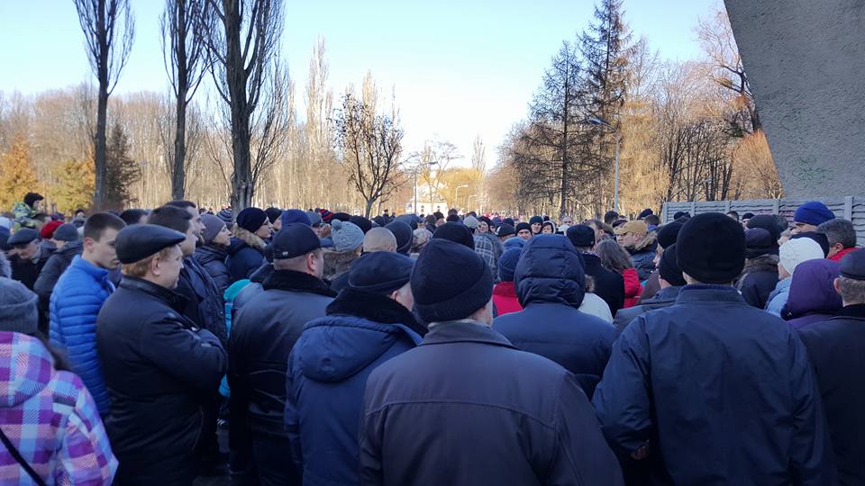 У Києві тисяча мешканців вийшла на захист парку від забудови (ФОТО) - фото 1