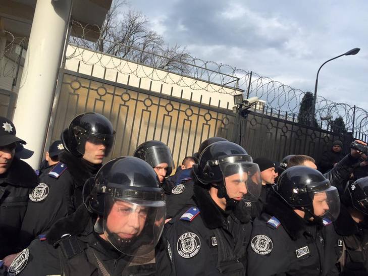В Одесі ативісти спробували взяти штурмом консульство Росії - фото 5