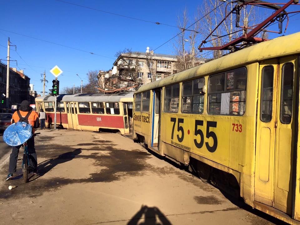 У Харкові трамвай злетів з рейок на пішохода  - фото 1