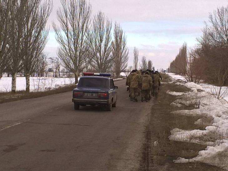 АТОшники йдуть пішки з Широколанівського полігону на "штурм" військової прокуратури - фото 1
