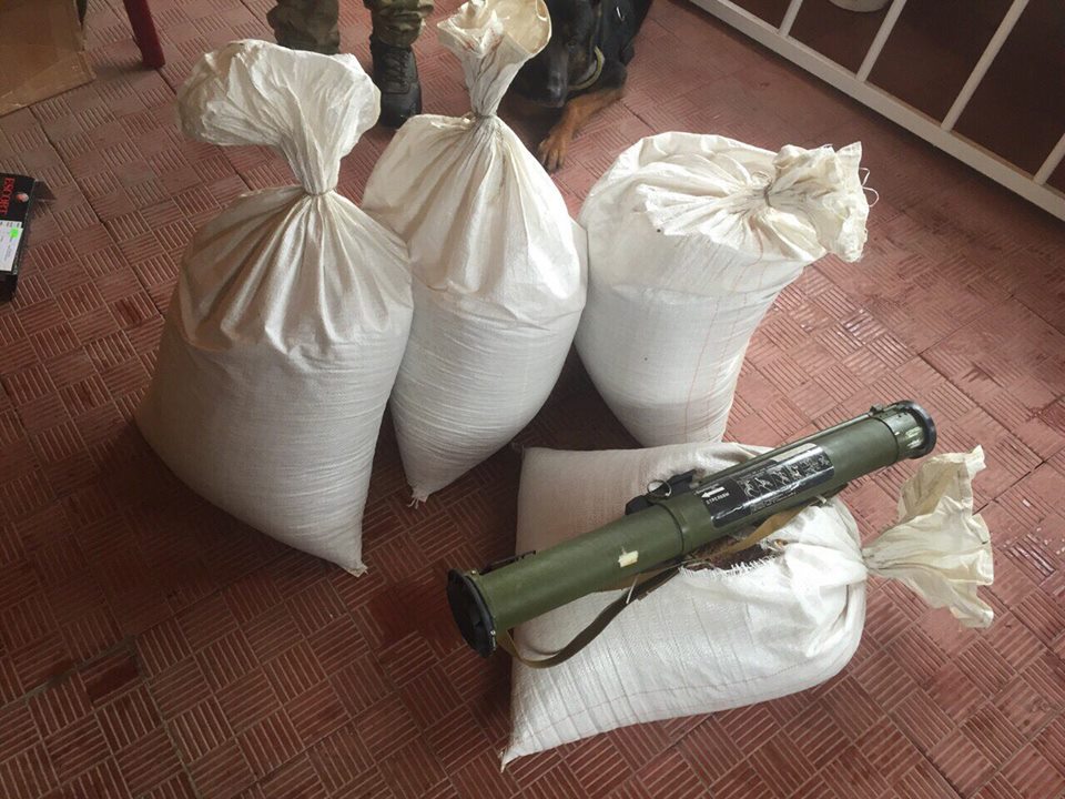 У Києві знайшли чотири схованки зі зброєю та наркотиками - фото 4