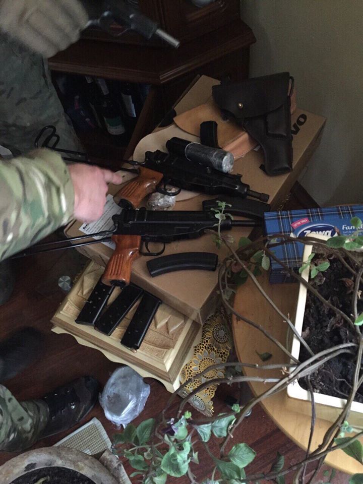 У Києві знайшли чотири схованки зі зброєю та наркотиками - фото 2