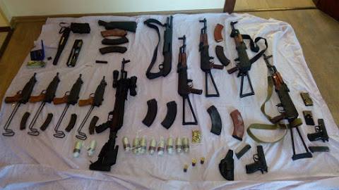 У Києві знайшли чотири схованки зі зброєю та наркотиками - фото 3