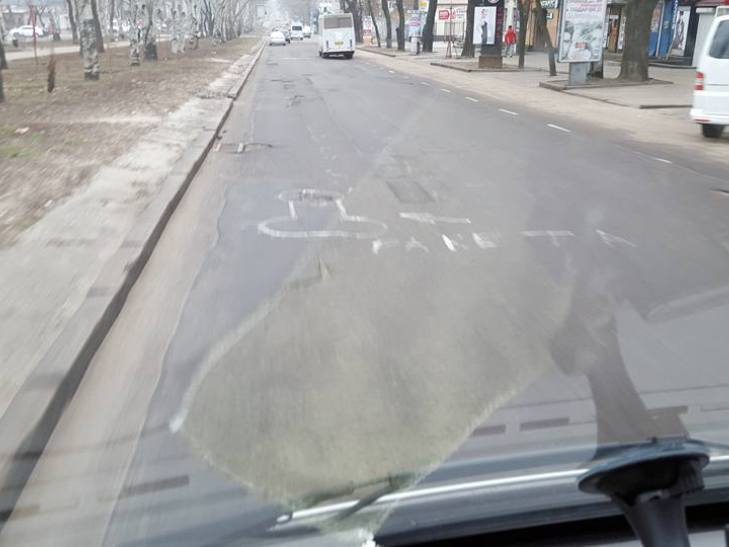 У Миколаєві активісти перетворили ями на дорогах на фалоси  - фото 2
