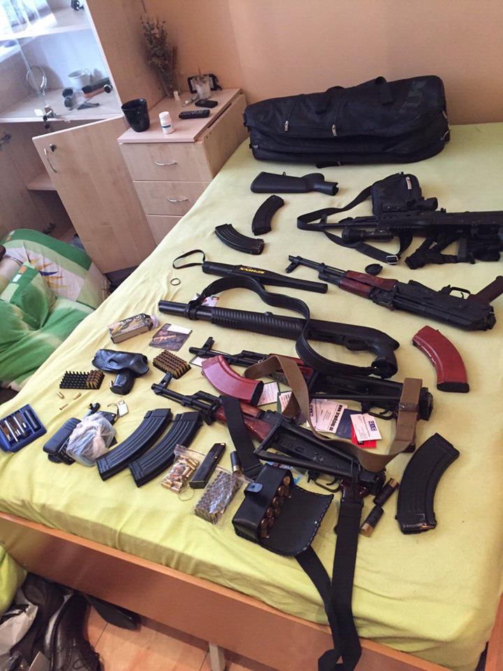 У Києві знайшли чотири схованки зі зброєю та наркотиками - фото 1