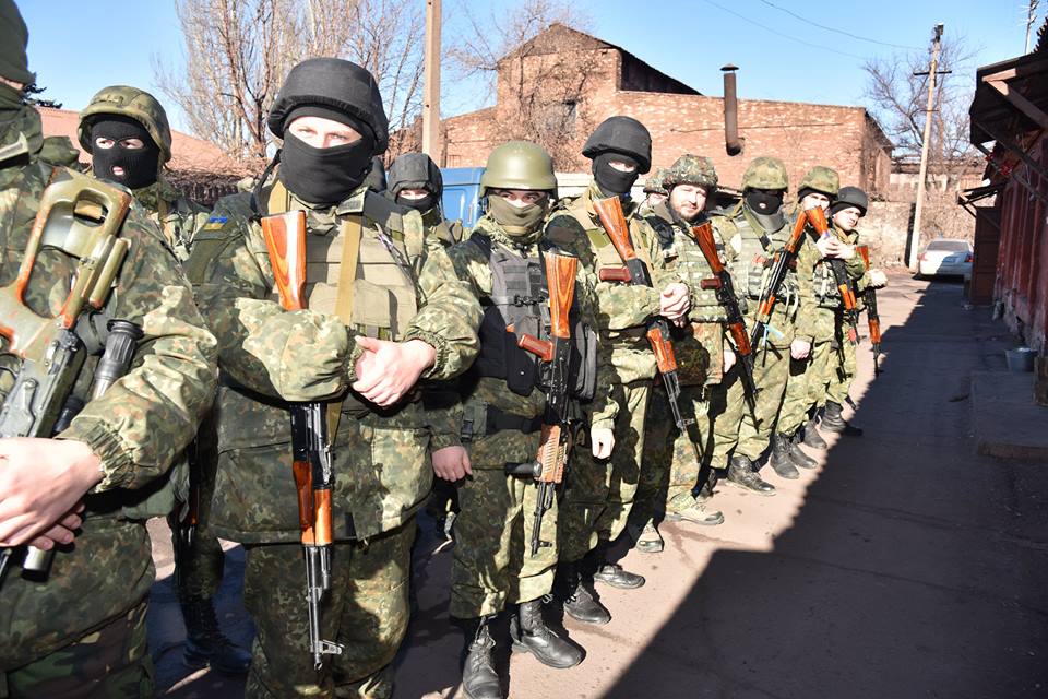 Харківські бійці в Маріуполі затримали більше 20 можливих терористів   - фото 1
