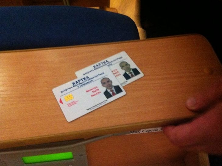 Як вінницький депутат-"опоблоківець" Яремчук "насіяв" собі на дві картки для голосування в облраді - фото 1