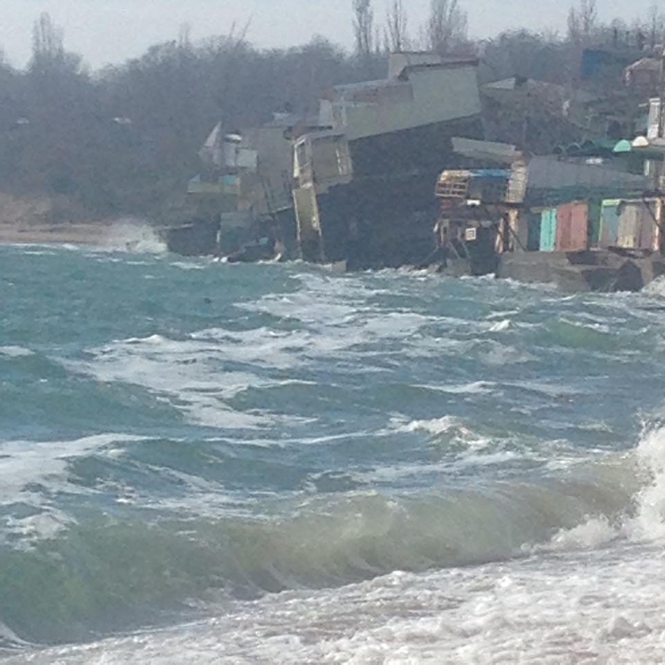 У Чорноморську база відпочинку "сповзає" в море - фото 2