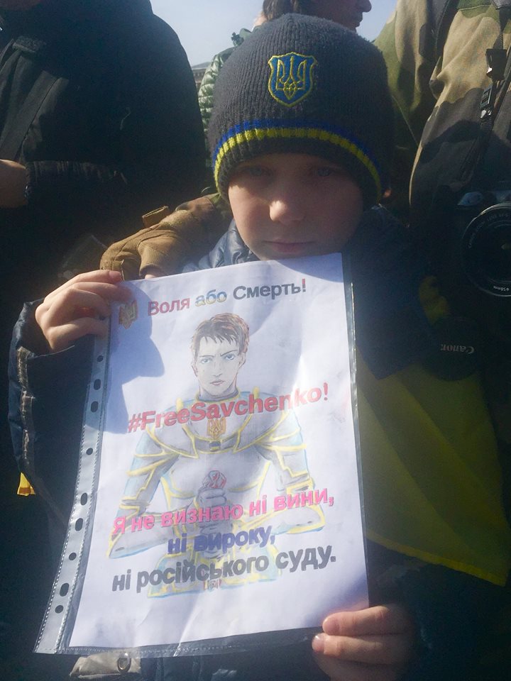 Кияни збираються на Майдані на акцію підтримки Надії Савченко (ФОТО) - фото 4