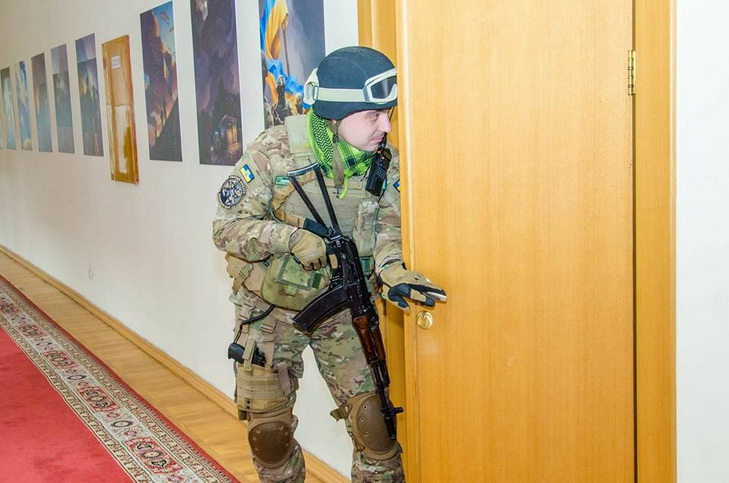 Ветеран АТО бігав по будівлі Дніпропетровської ОДА з автоматом - фото 1