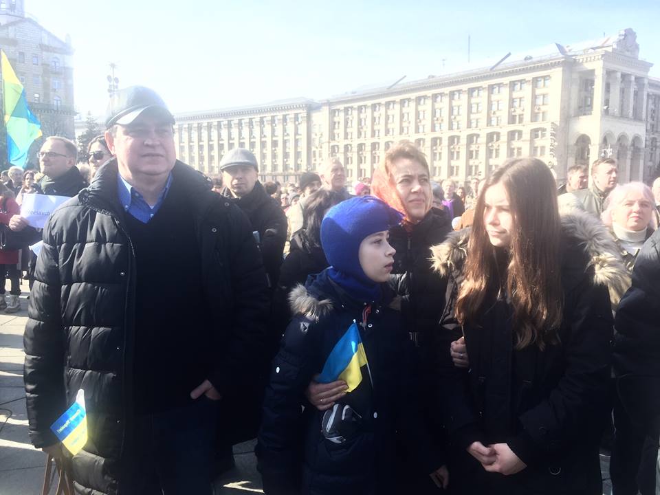 Кияни збираються на Майдані на акцію підтримки Надії Савченко (ФОТО) - фото 3