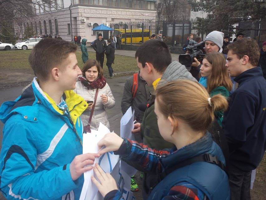 Під посольством Росії у Києві вимагають звільнити Савченко - фото 1