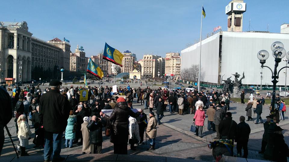 Кияни збираються на Майдані на акцію підтримки Надії Савченко (ФОТО) - фото 2