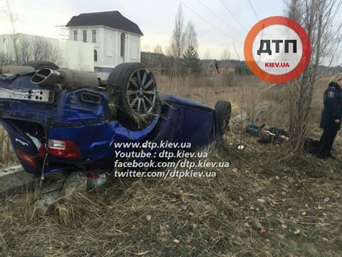 У Києві Lexus зніс зупинку: пішохід загинув на місці (ФОТО 18+) - фото 2