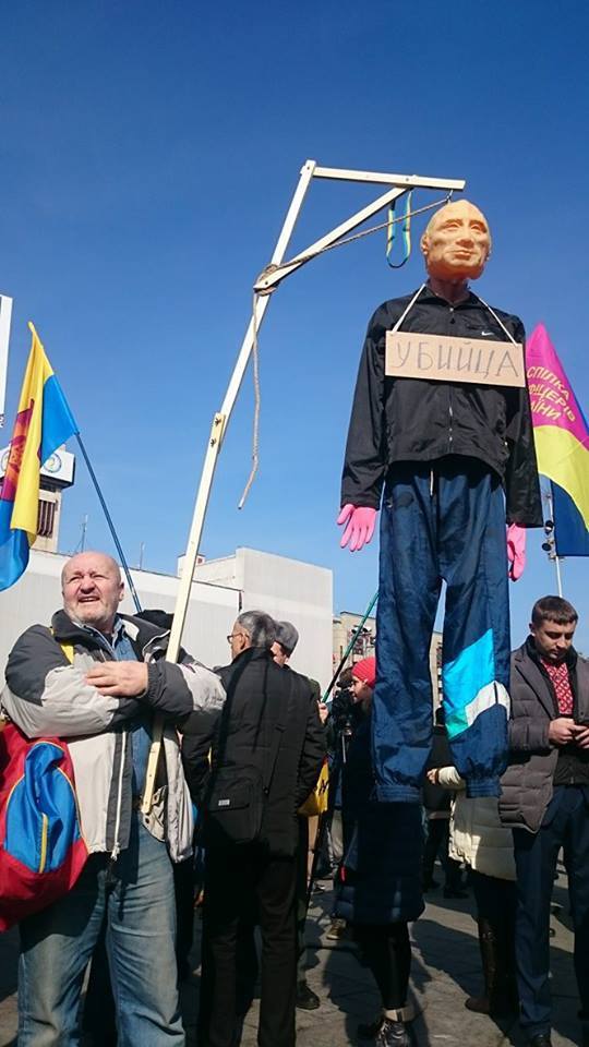 У Києві повісили на шибениці опудало Путіна (ФОТО) - фото 1