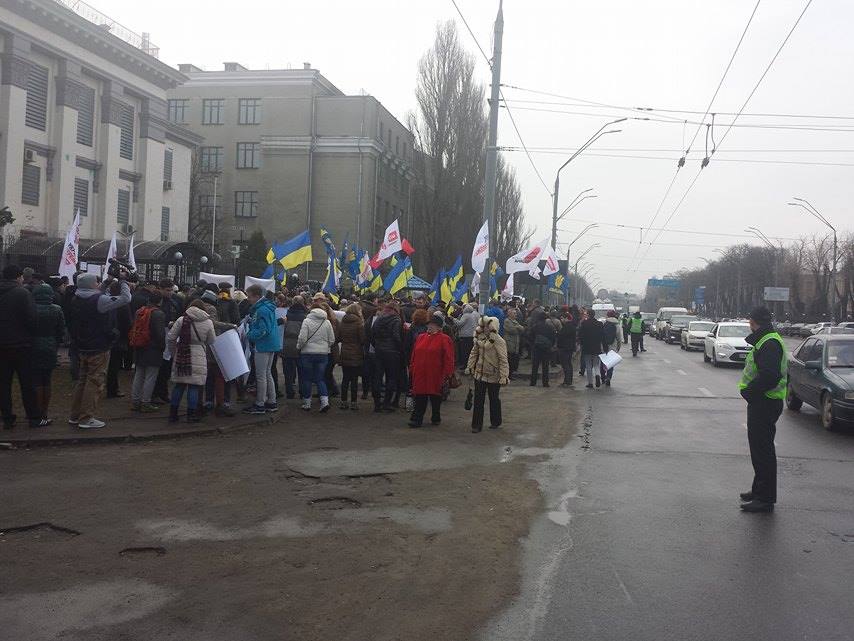 Під посольством Росії у Києві вимагають звільнити Савченко - фото 2