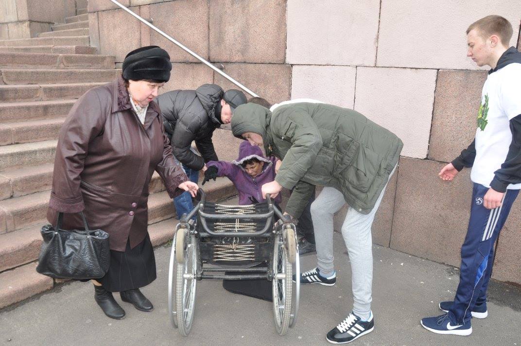 У Краматорську інваліди падають зі сходів, аби дістатися патріотичного заходу (ФОТО) - фото 2