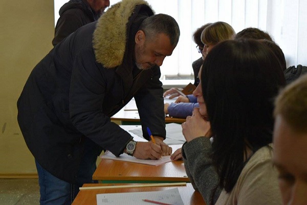Конкурент Вілкула у Кривому Розі голосував на дільниці з військовою охороною - фото 1