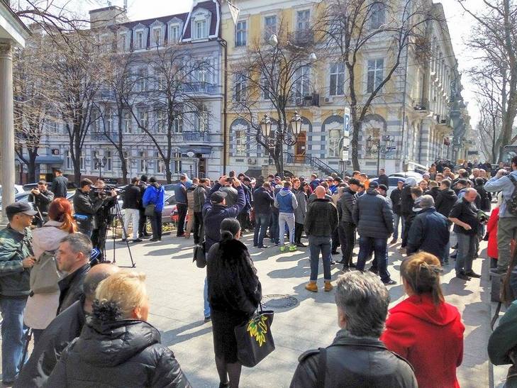 Під облпрокуратурою Одещини зібралися люди та активісти підтримати Сакварелідзе - фото 5