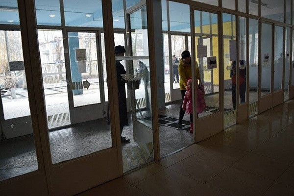 Конкурент Вілкула у Кривому Розі голосував на дільниці з військовою охороною - фото 3