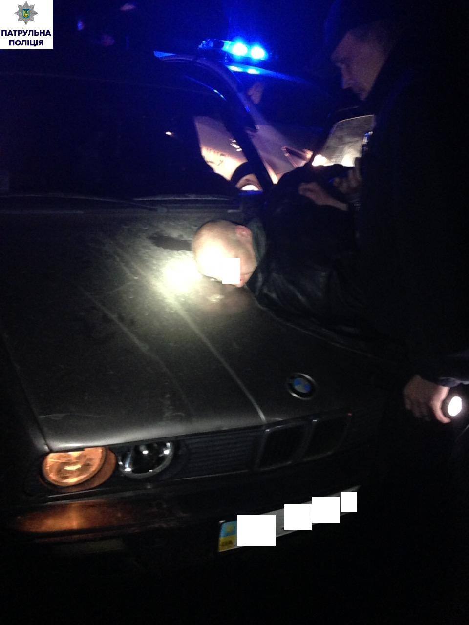 У Миколаєві озброєний гонщик на BMW намагався втекти від патрульних - фото 3