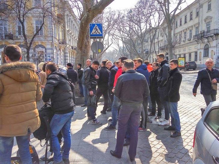 Під облпрокуратурою Одещини зібралися люди та активісти підтримати Сакварелідзе - фото 3