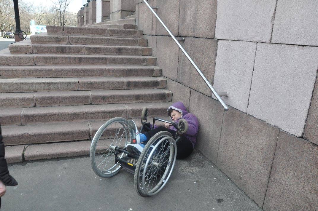 У Краматорську інваліди падають зі сходів, аби дістатися патріотичного заходу (ФОТО) - фото 1