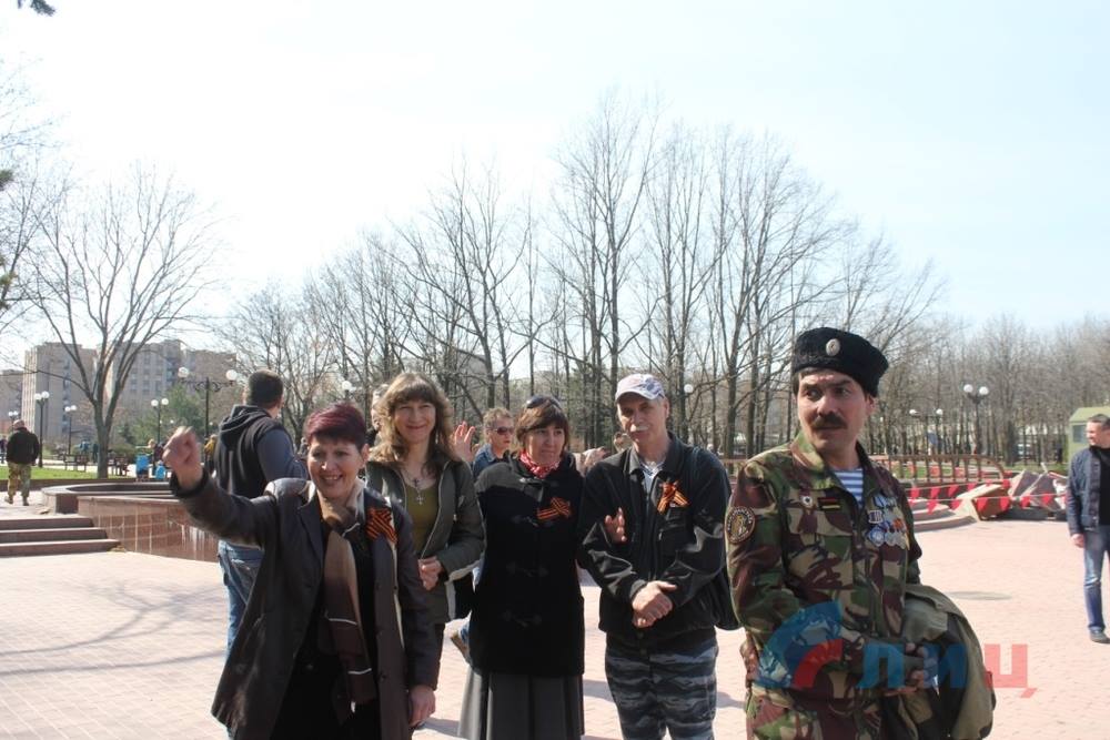 Як у Луганську захват СБУ святкували: бойовики-алконавти, їжа на лавках (ФОТО)  - фото 3