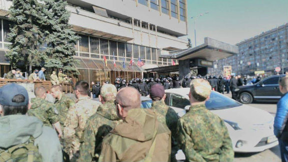 МВС: готель "Либідь" у Києві захопили бійці "Айдару" - фото 2