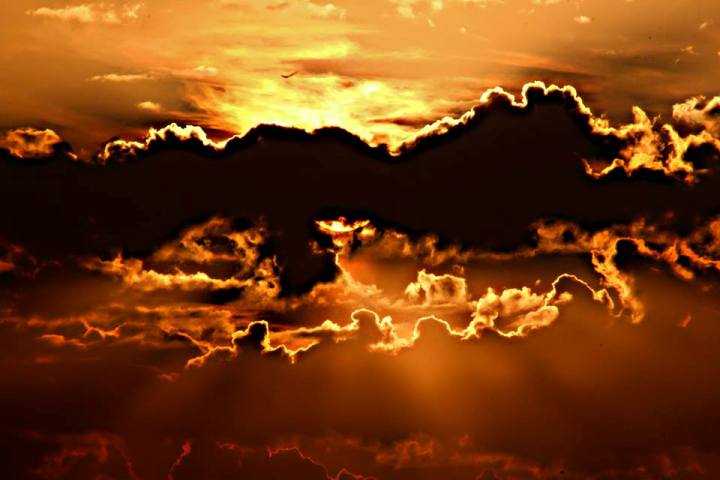 Яким неймовірним може бути захід сонця на Закарпатті - фото 1