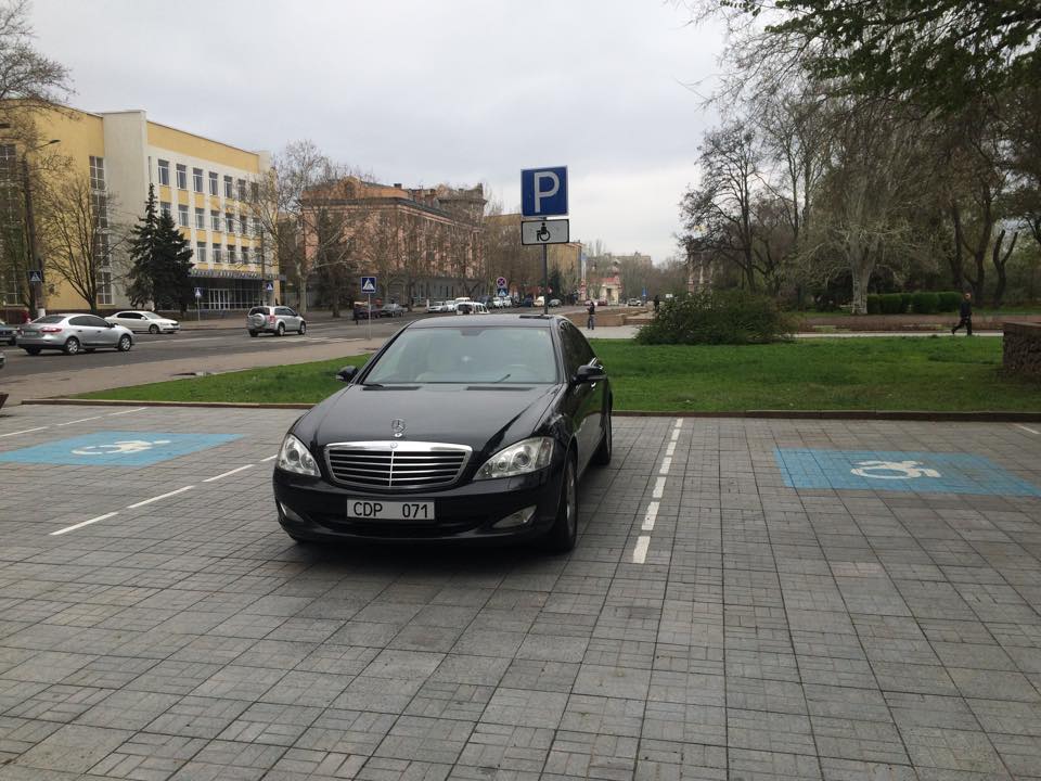 У Миколаєві дипломати з Таджикістану припаркувались на місцях для інвалідів - фото 2