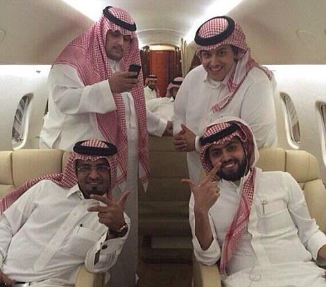Плейбой із Саудівської Аравії привіз до Лондона чотири золотих авто  - фото 3