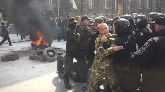 Під АП у Києві почалися сутички та горять шини - фото 3