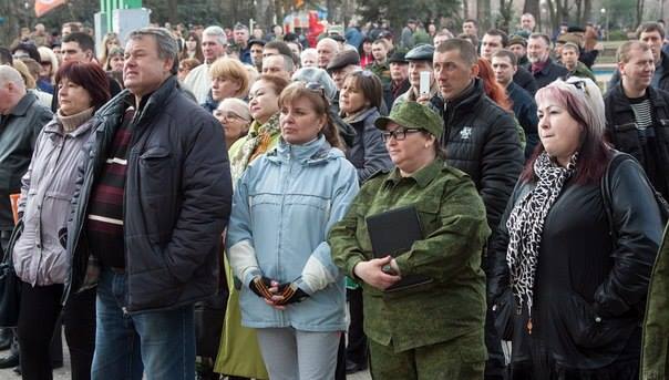 Як у Луганську захват СБУ святкували: бойовики-алконавти, їжа на лавках (ФОТО)  - фото 4