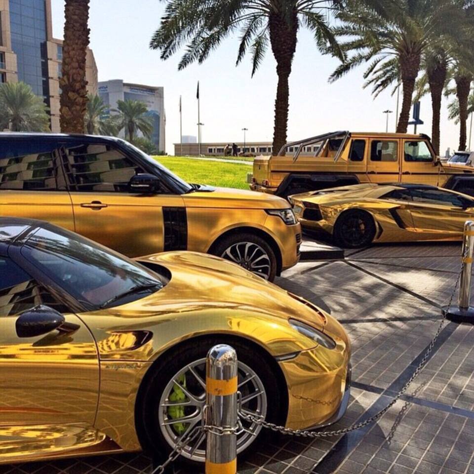Плейбой із Саудівської Аравії привіз до Лондона чотири золотих авто  - фото 1