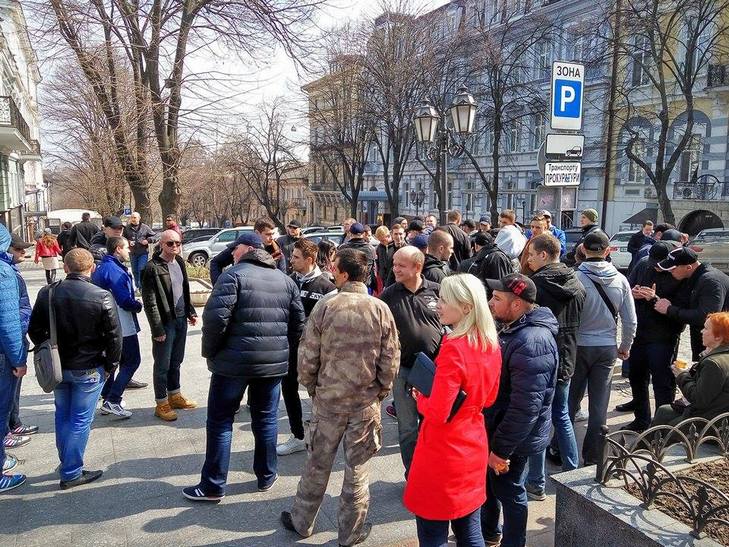 Під облпрокуратурою Одещини зібралися люди та активісти підтримати Сакварелідзе - фото 1