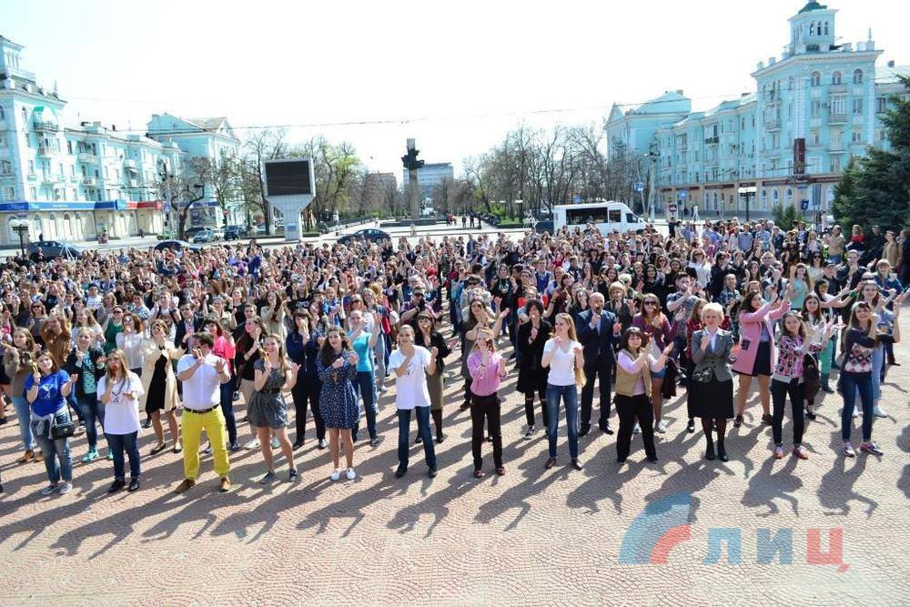 Укропам на заздрість: в Луганську натовп студентів на ложках виконав "Калинку-Малинку" (ФОТО) - фото 2