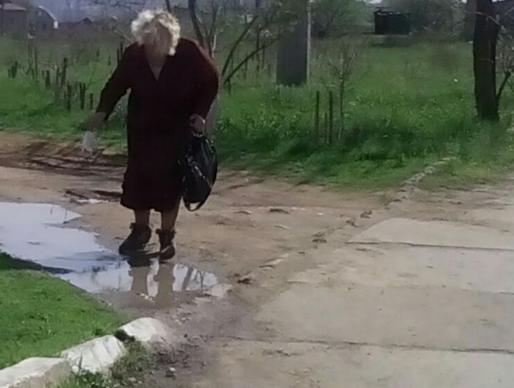 У Миколаєві жінку-бруднулю змусили піднімати пакет, що вона викинула у калюжу